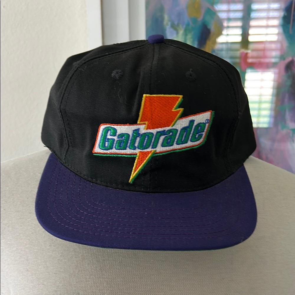 Gatorade one size fits all cap. In excellent condition . Looks new